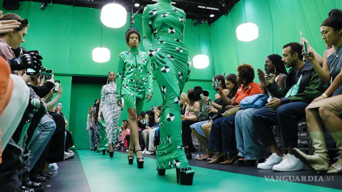 $!Las modelos presentan las creaciones de la marca de moda Maisie Wilen durante la Semana de la Moda de Nueva York en el 122 Community Center de Nueva York.