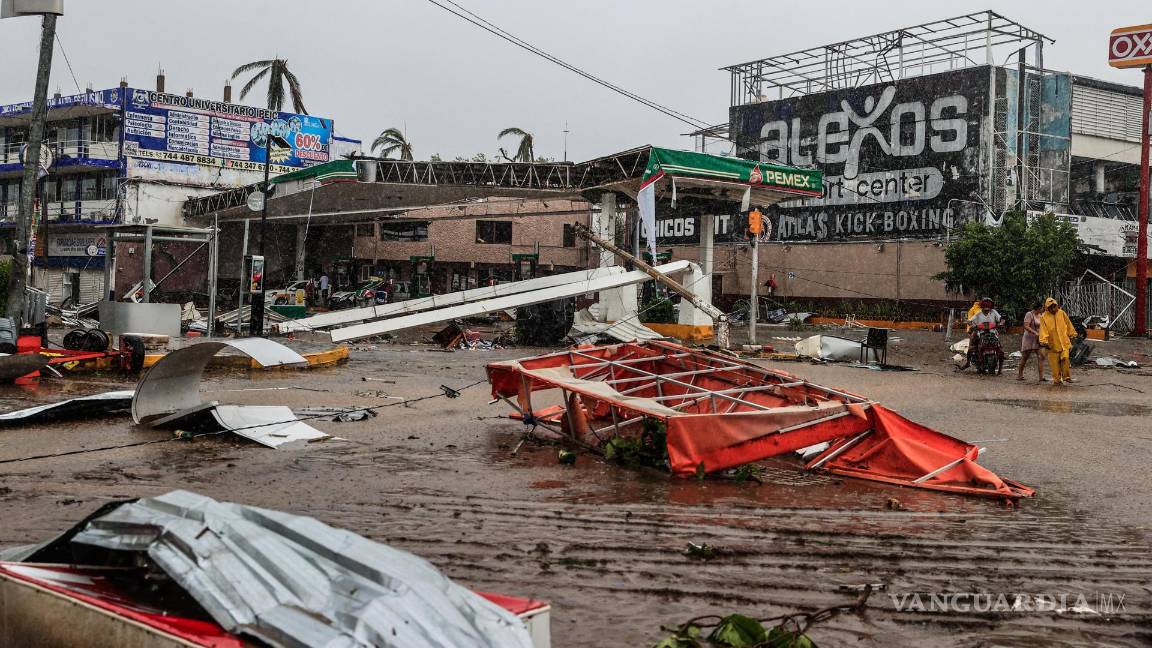 $!Escombros en una calle afectada por el paso del huracán Otis en el balneario de Acapulco, en el estado de Guerrero, México.