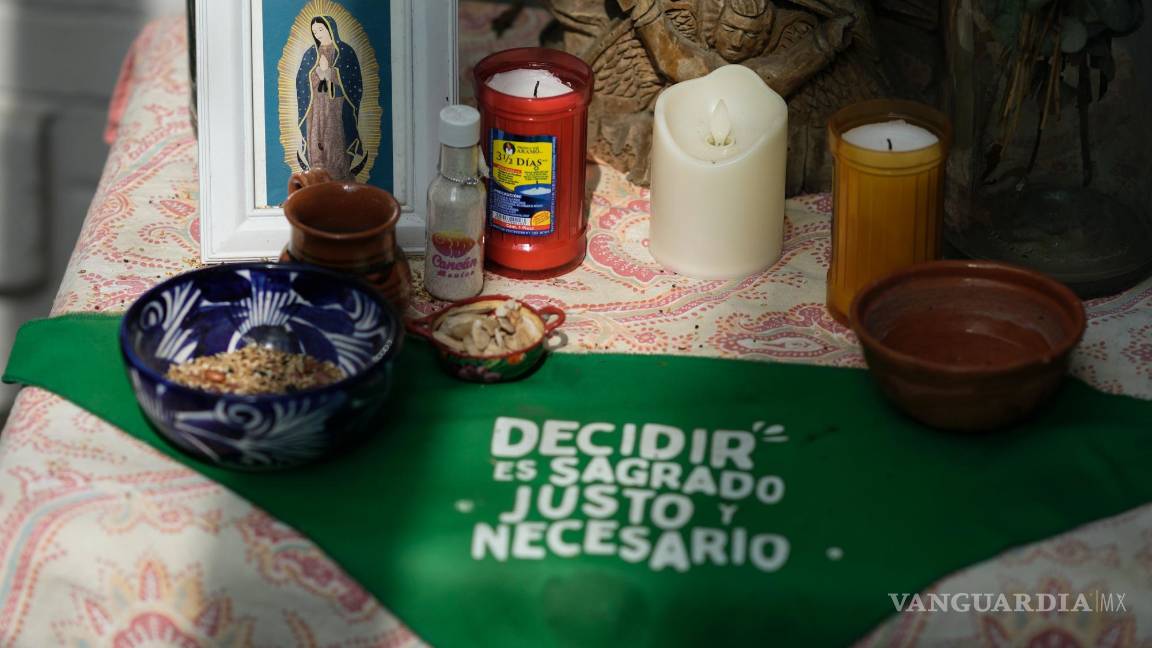 $!Un pañuelo con el mensaje Decidir es sagrado, justo y necesario en un altar a Nuestra Señora de Guadalupe, en la oficina de Católicos por el Derecho a Decidir.