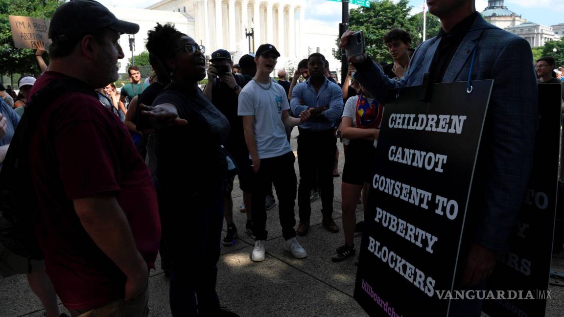 $!Un hombre sostiene una pancarta que dice los niños no pueden consentir a los bloqueadores de la pubertad, durante una manifestación en Washington.