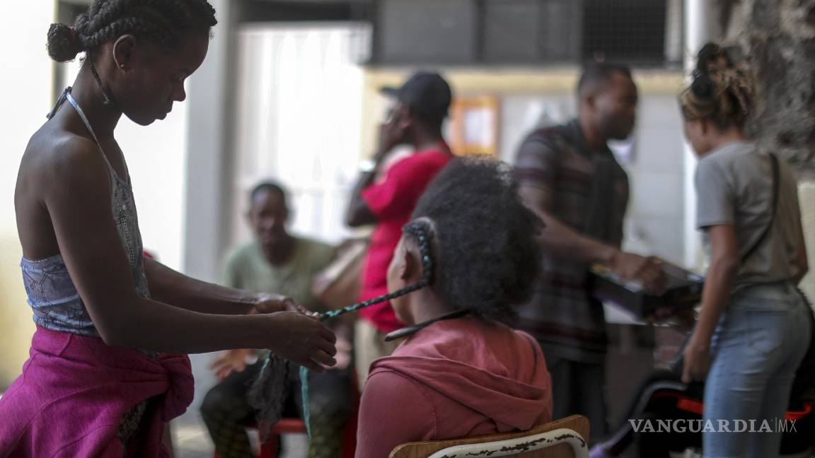 $!Migrantes haitianos permanecen en las instalaciones de la organización Cafemin mientras se resuelve su situación migratoria en la Ciudad de México (México).