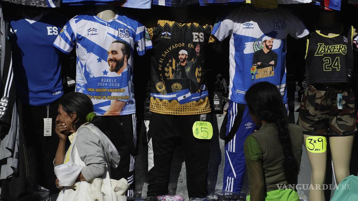 $!Camisetas a la venta con la imagen del presidente de El Salvador, Nayib Bukele en San Salvador, El Salvador.