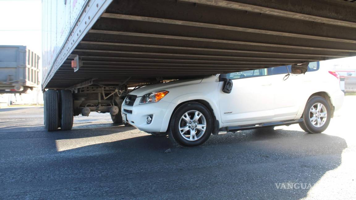 Sobrevive de milagro; se mete abajo de tráiler en el Libramiento OFT
