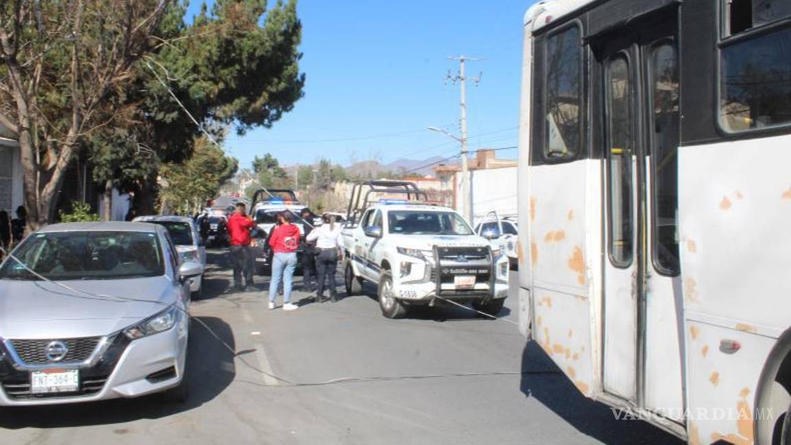 $!El accidente dejó sin luz a la zona tras la caída de un transformador de 12,000 voltios y parte del cableado eléctrico.