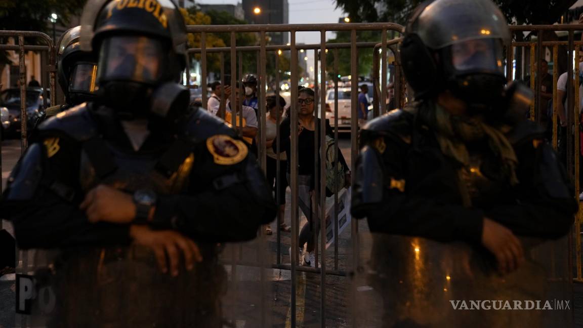 $!Una barrera policial bloquea una calle que conduce al Congreso en Lima, Perú.