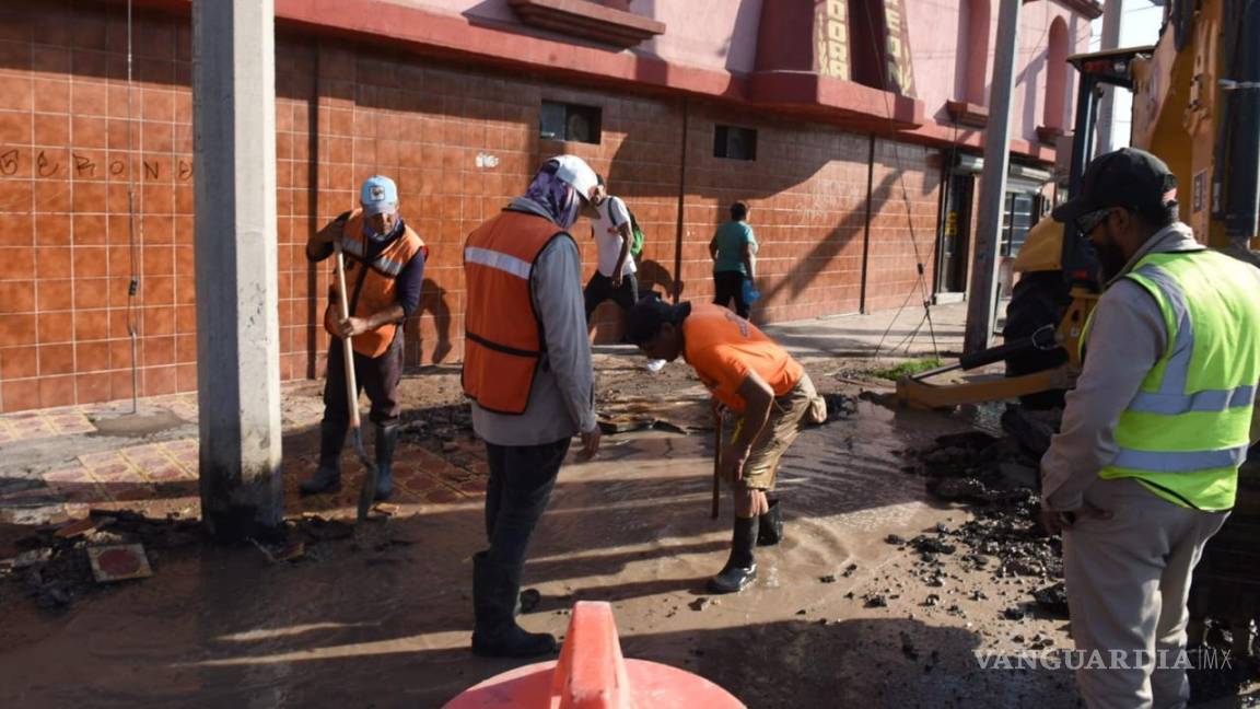 Simas Torreón trabaja en reparación de tubería en bulevar Revolución y calle Múzquiz