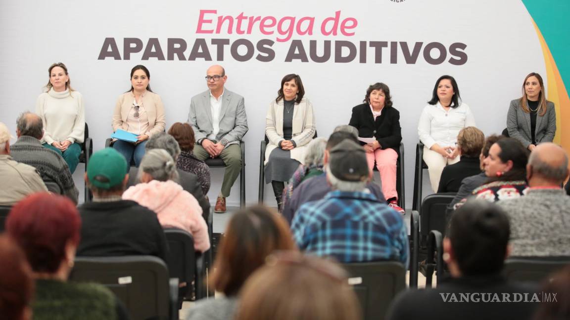 Trabaja DIF Coahuila con sociedad y empresarios: entregan aparatos auditivos