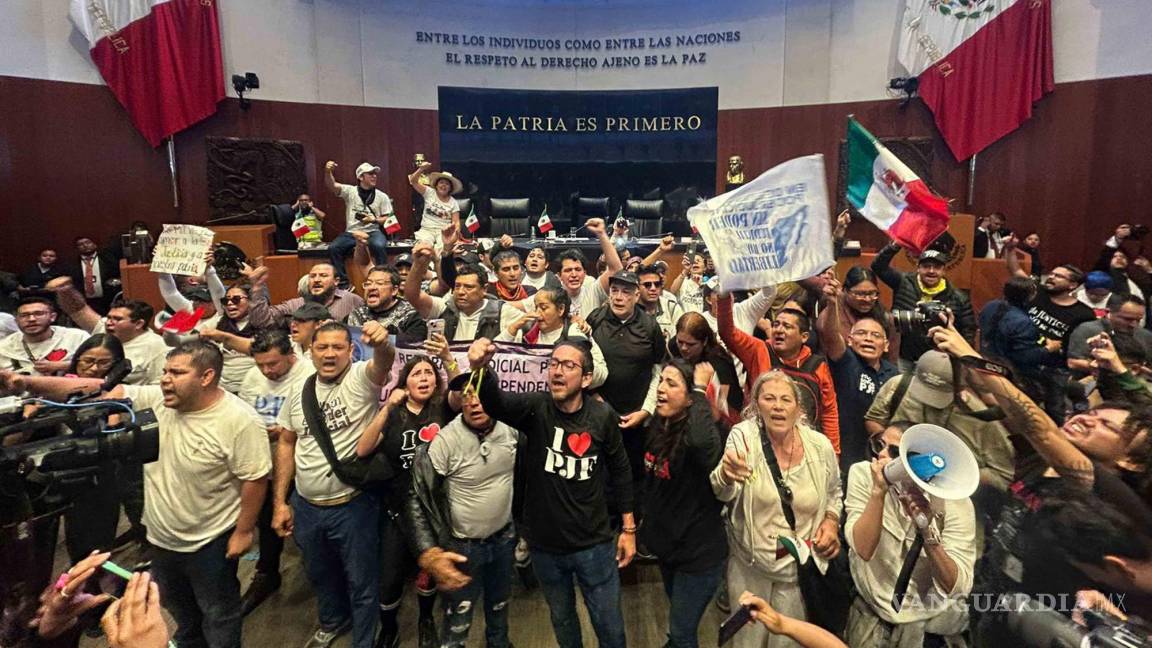 Senado se cambia y reanuda... pero manifestantes se dirigen a sede blindada; reportan heridos