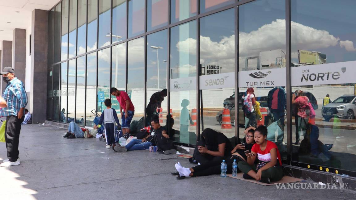 Migrantes caminan a Monclova tras negarles boletos de autobús en Saltillo
