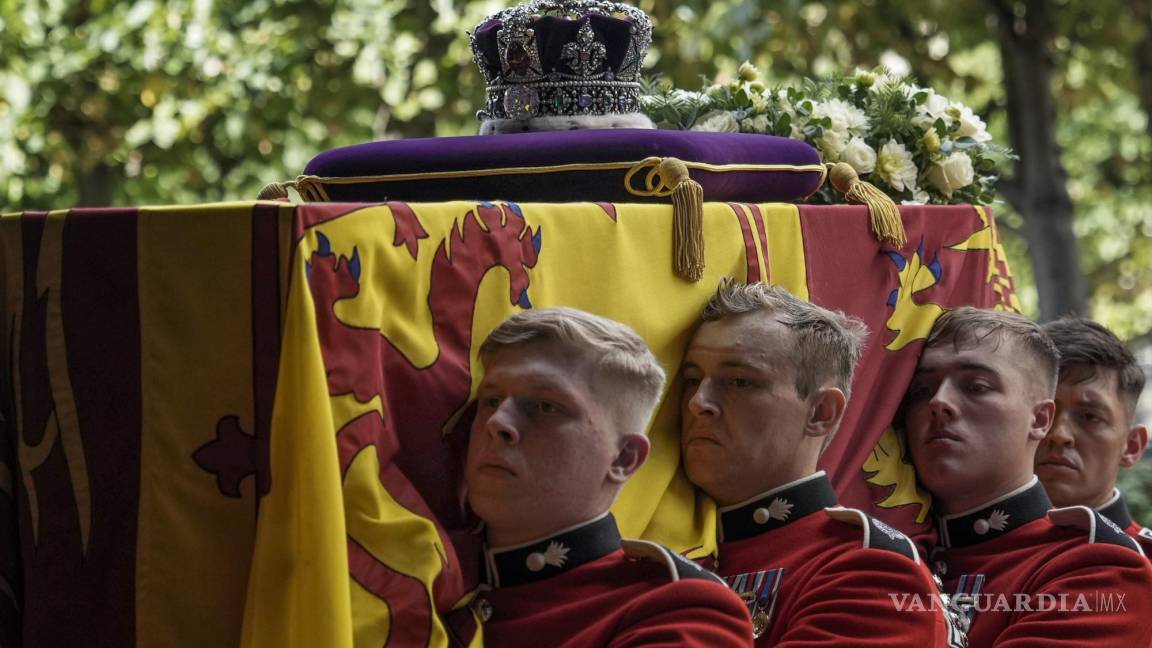 $!Portadores cargan el ataúd de la reina Isabel II durante una procesión.