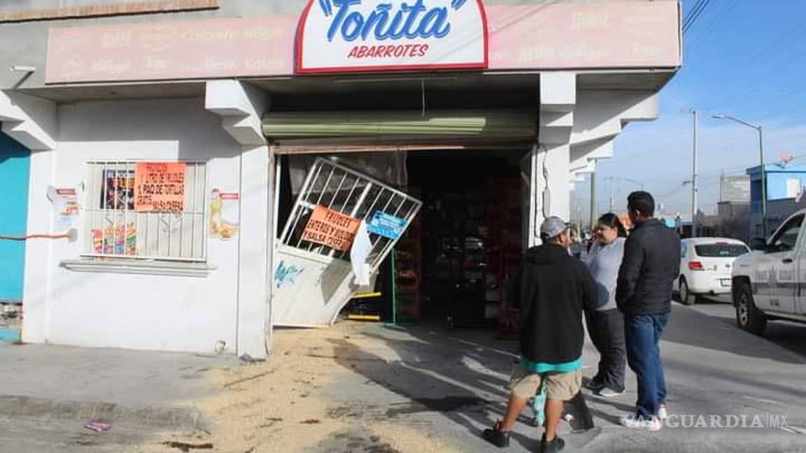 Madre pierde el control de su vehículo y choca contra ‘tiendita’ en Saltillo