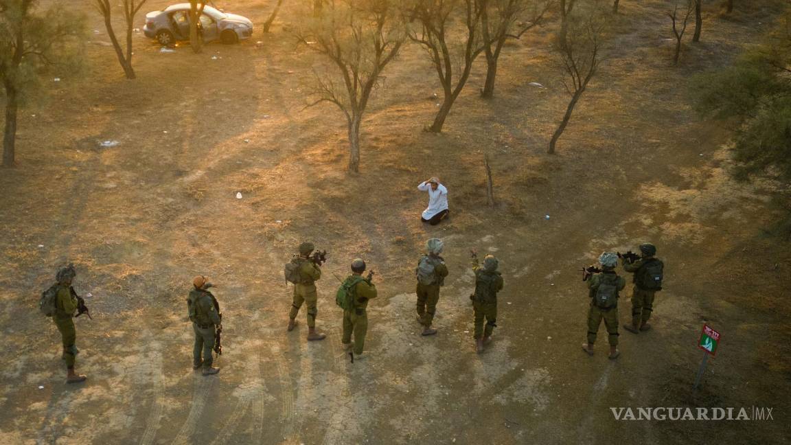 $!Soldados israelíes rodean a un palestino que corrió hacia ellos con un cuchillo en el lugar de un festival de música cerca de la frontera con la Franja de Gaza.