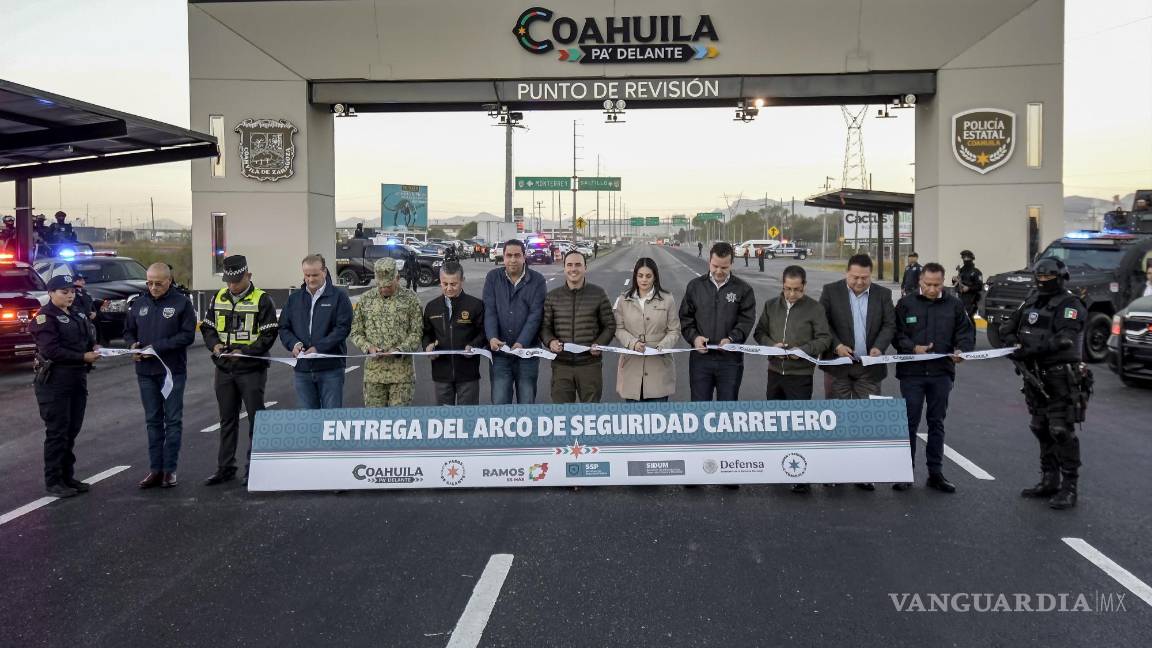 $!El gobernador Manolo Jiménez Salinas inauguró el primer Arco de Seguridad Carretero en Ramos Arizpe, reforzando la seguridad en los límites del estado.