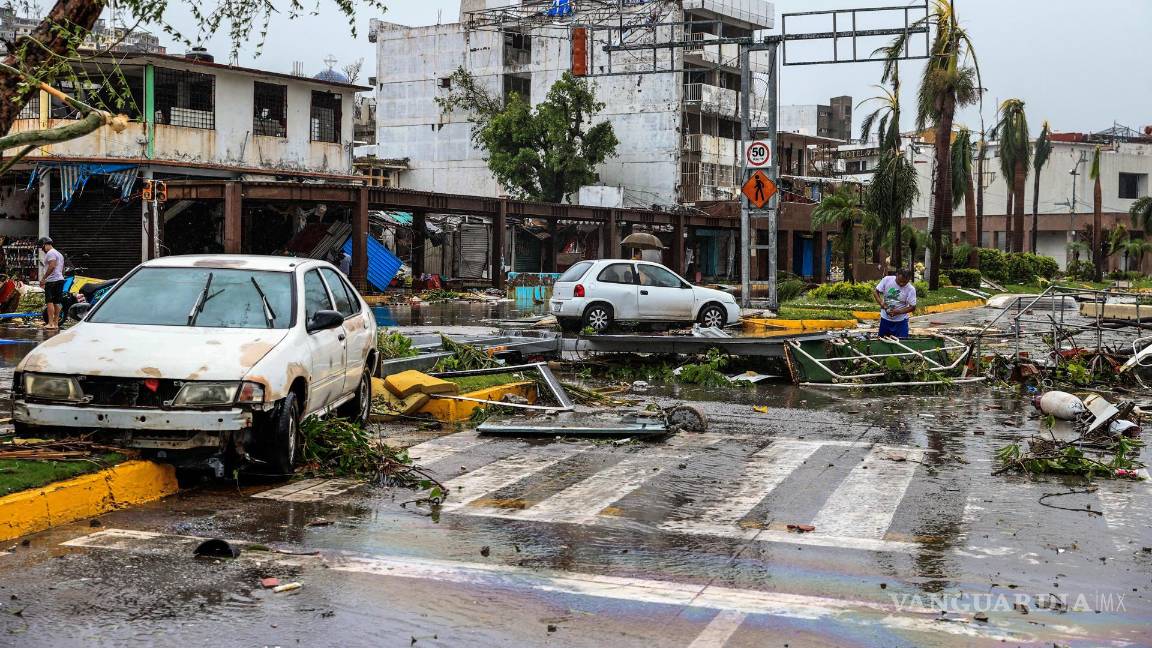 $!Escombros en una calle afectada por el paso del huracán Otis en el balneario de Acapulco, en el estado de Guerrero, México.