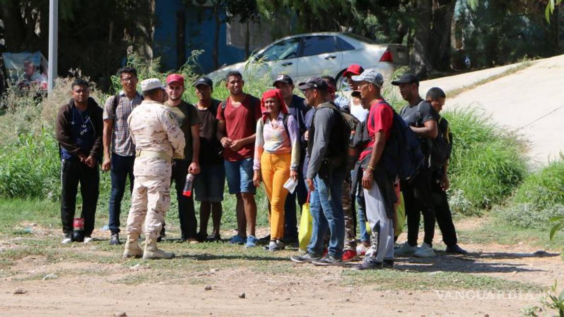 $!Un elemento del Ejército Mexicano le advierte al grupo de migrantes lo arriesgado que es cruzar el río Bravo.