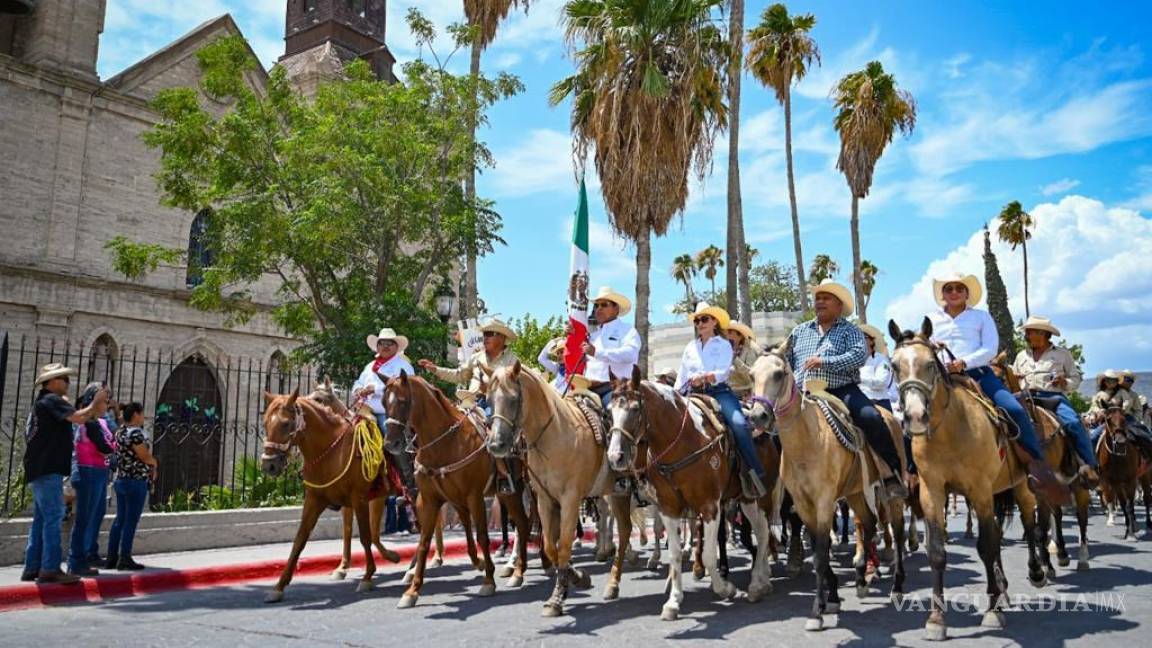 Miles de jinetes dan vida a la tradicional cabalgata en la Feria de la Uva de Cuatro Ciénegas