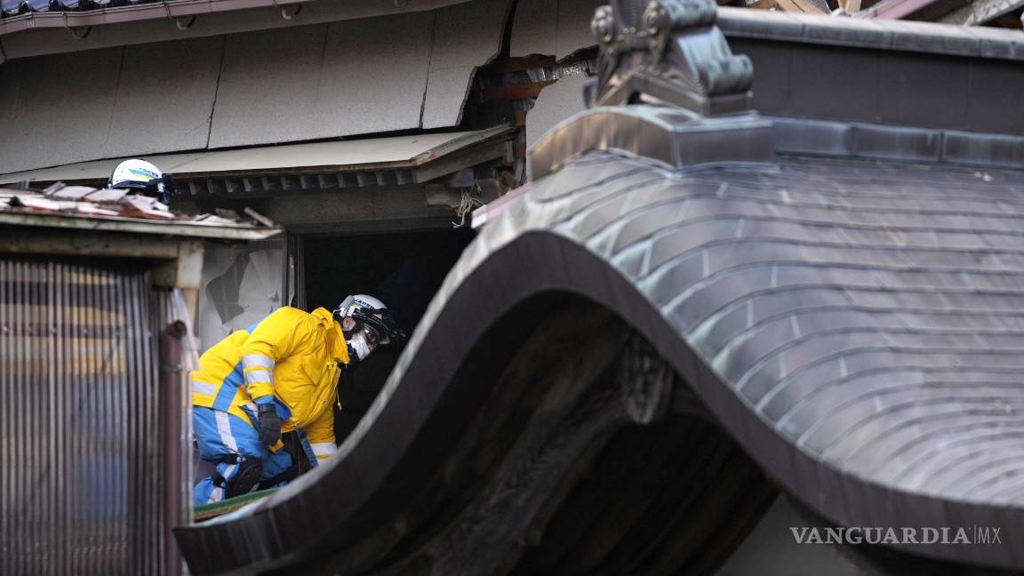 $!Trabajadores de los cuerpos de rescate siguen rastreando entre los escombros de las viviendas en busca de más victimas.