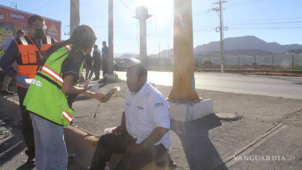 $!Elementos de la Cruz Roja y Bomberos acudieron al sitio para brindar atención médica a los lesionados, quienes posteriormente fueron trasladados a una clínica privada.