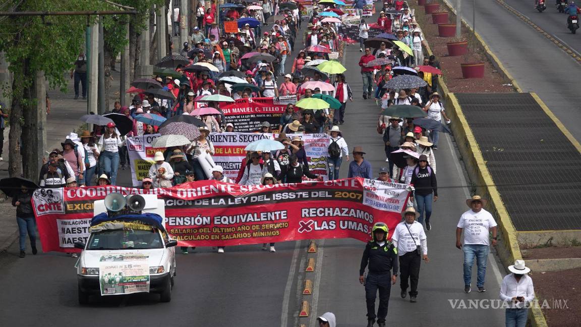 Despliegan dispositivo de seguridad en AICM: manifestantes de la CNTE llegan a aeropuerto
