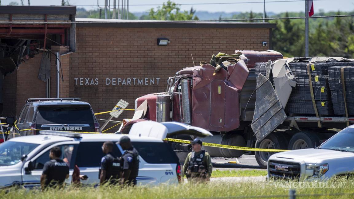 Un muerto y 14 heridos deja un choque intencional de camión contra sede policial en Texas