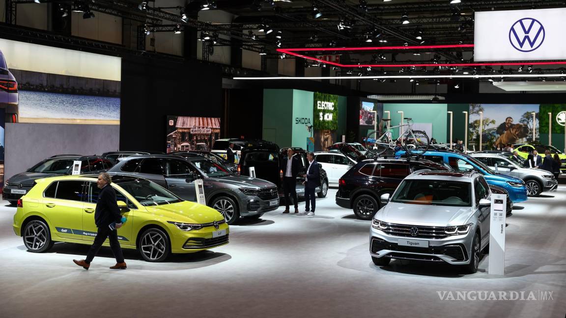 $!El stand de Volkswagen durante la inauguración del Salón del Automóvil de Bruselas 2023, en Bruselas, Bélgica.