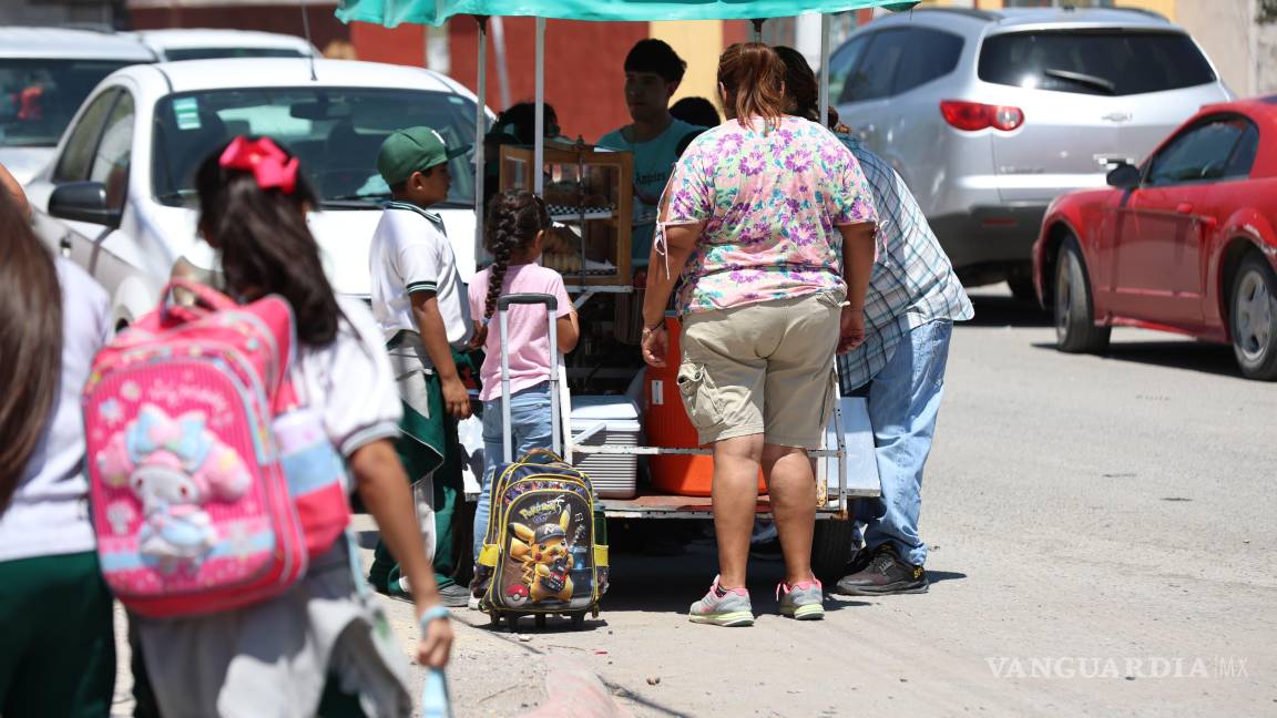 $!Coahuila: tras prohibición en escuelas, buscan control de vendedores ambulantes de comida chatarra