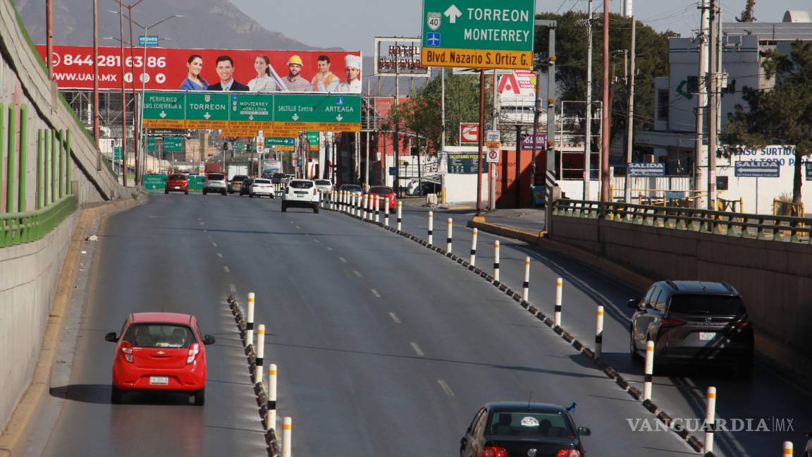 Instalan barreras en Distribuidor Vial El Sarape para mejorar movilidad en Saltillo