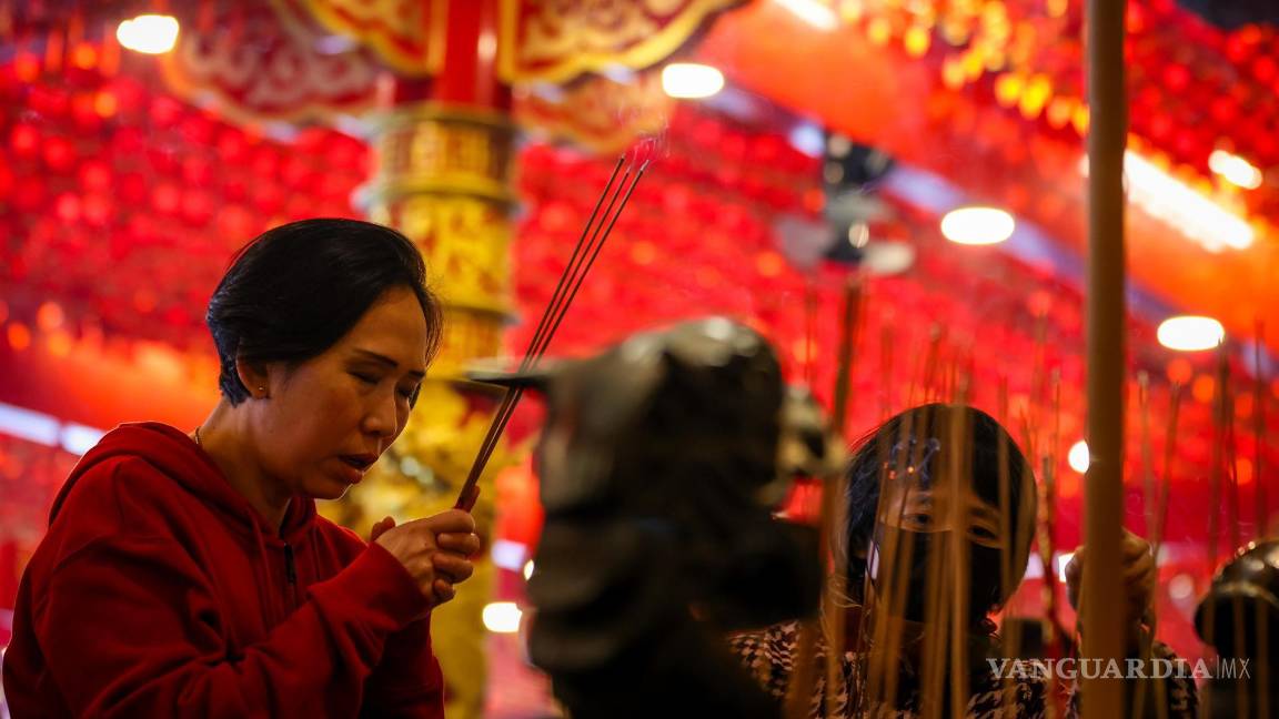 $!La gente sostiene varitas de incienso mientras reza dentro de un templo durante la celebración del Año Nuevo Lunar chino en Taipei, Taiwán.
