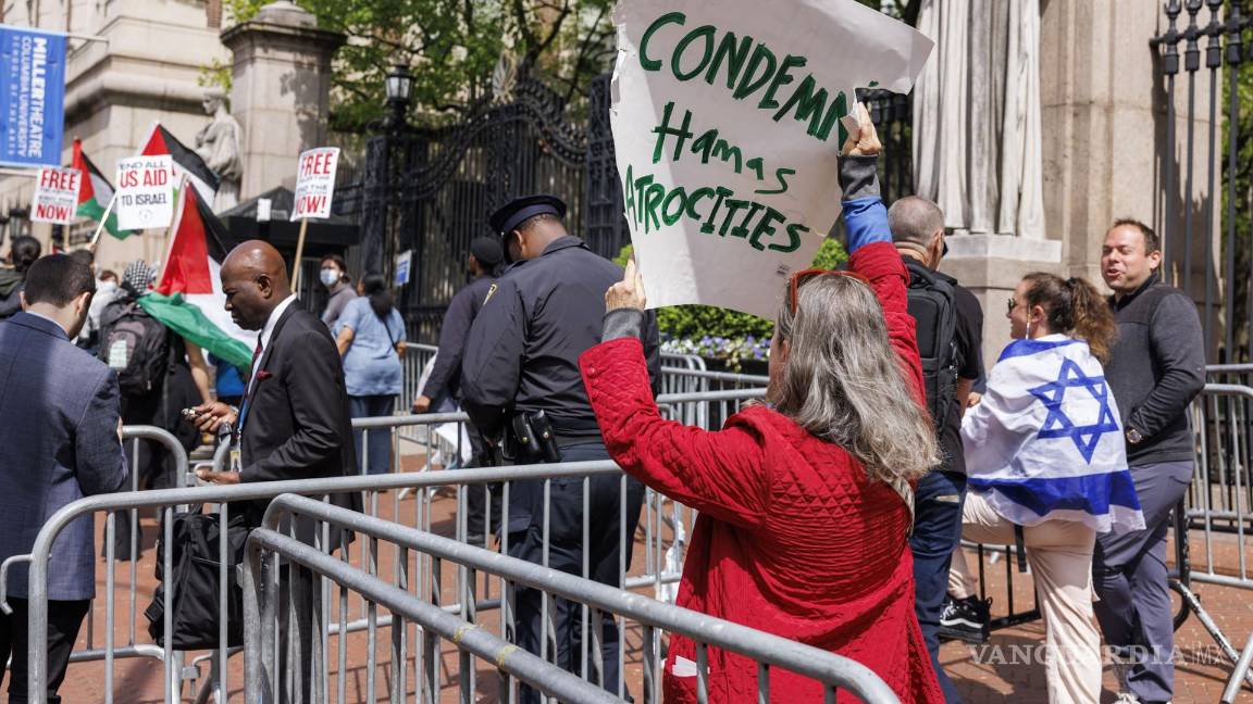 $!Partidarios de Israel se reúnen frente al campus de la Universidad de Columbia en contraprotesta de quienes apoyan a Palestina en Nueva York.