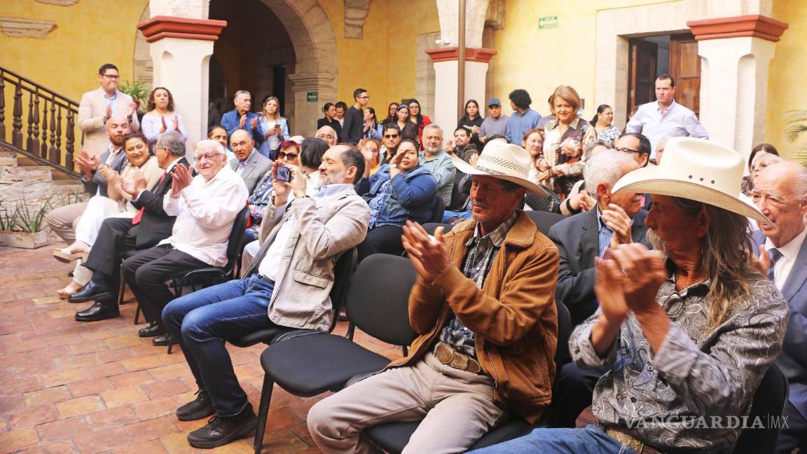 $!La ceremonia contó con la presencia de familiares, autoridades universitarias y personalidades como el cronista de la ciudad, Armando Fuentes Aguirre.