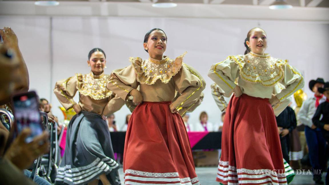$!El Ballet Folklórico Tilmatlali Infantil deleitó al público con su presentación durante el evento.