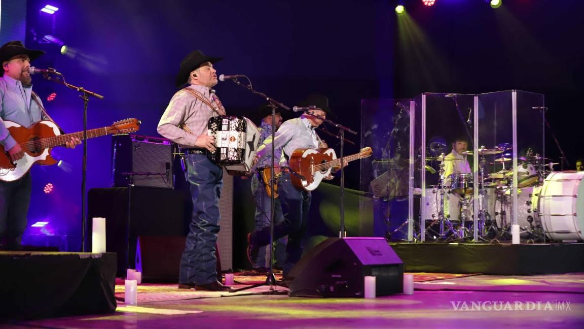 $!Fue durante el tema ‘Un Desengaño’ que Intocable dejó un coro entero al público que respondió a todo pulmón.