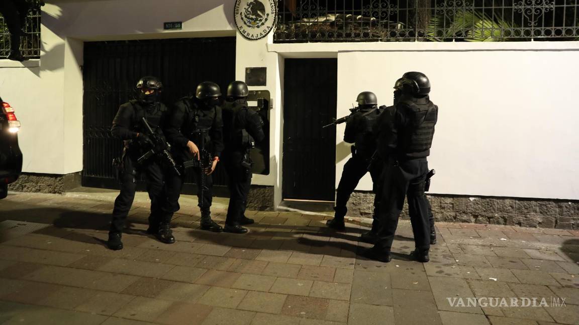$!Integrantes de un cuerpo élite de la Policía ecuatoriana irrumpen en la Embajada de México para detener al exvicepresidente Jorge Glas en Quito, Ecuador.