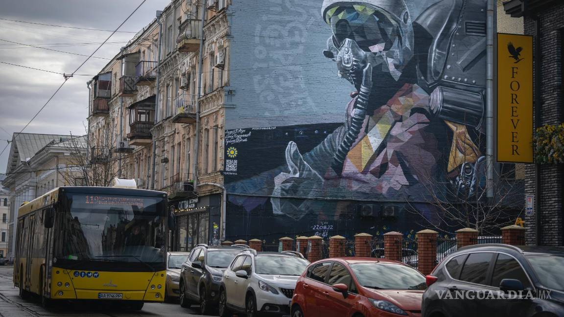 $!Un mural muestra a un piloto ucraniano haciendo un gesto con el pulgar hacia arriba, en un edificio de apartamentos en Kiev, Ucrania, el 19 de enero de 2024.