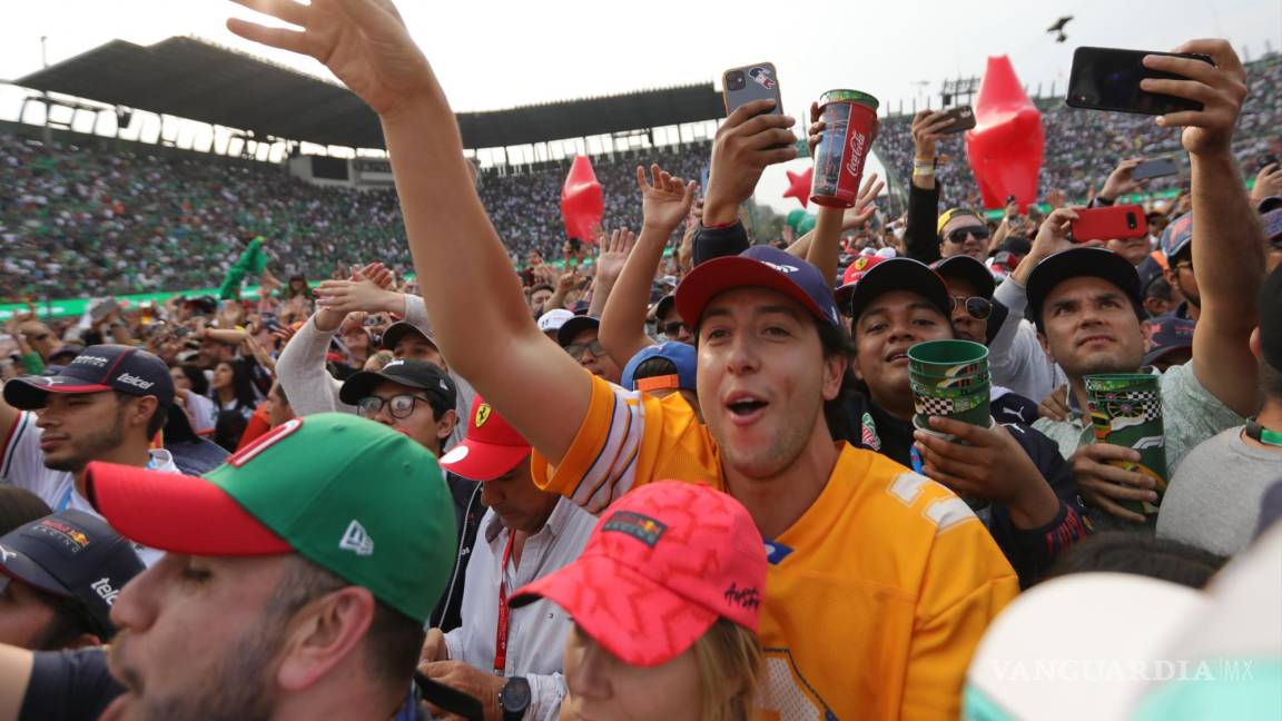 $!Aficionados celebran al final del Gran Premio de Fórmula Uno de Ciudad de México en el Autódromo Hermanos Rodríguez en Ciudad de México (México).
