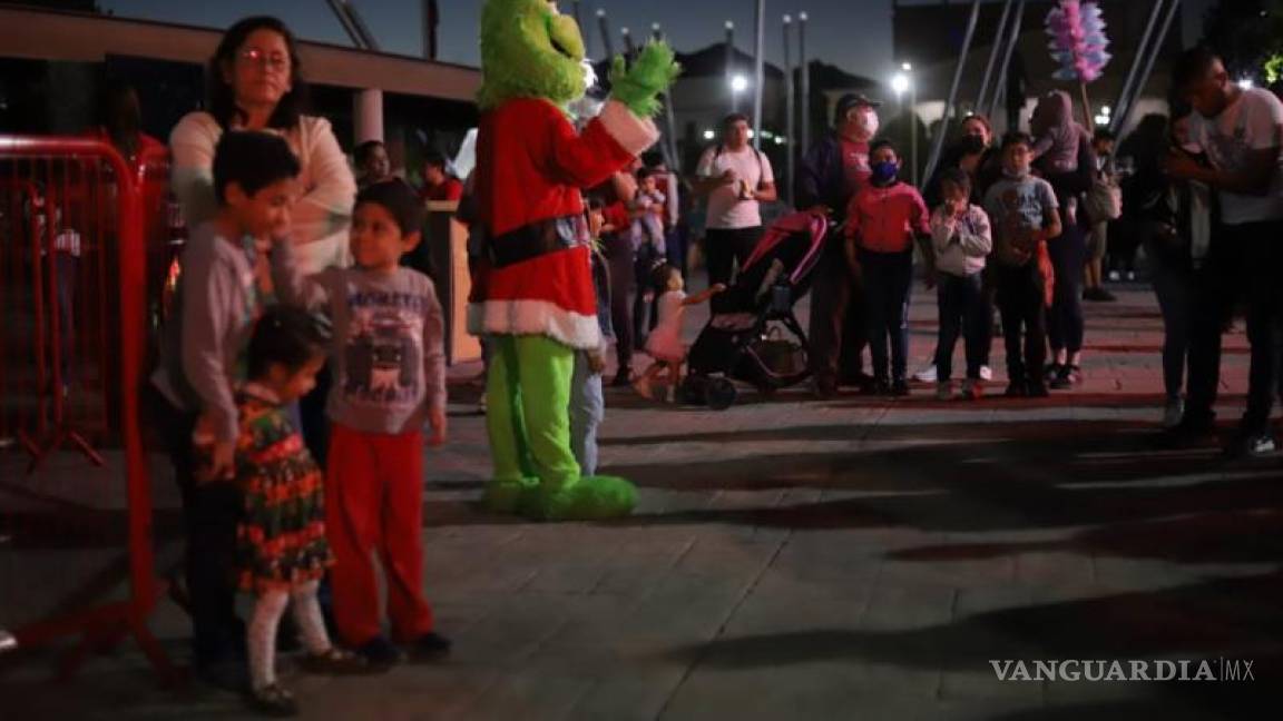 $!Niños y grandes convivieron y se tomaron la foto del recuerdo con personajes como ‘El Grinch’ y ‘Papá Noel’.