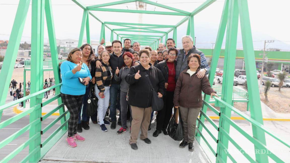 Estrenan puente peatonal frente a colonia Las Teresitas, en Saltillo