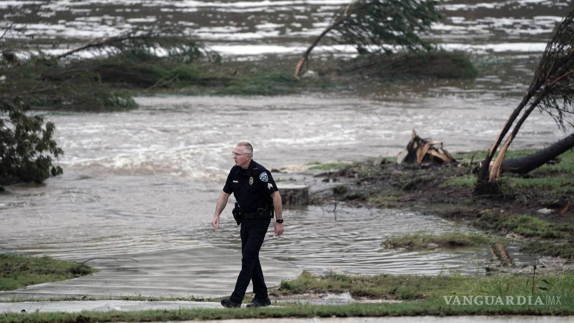 Suman 70 fallecidos tras inundaciones en Texas; Trump firma declaración de emergencia