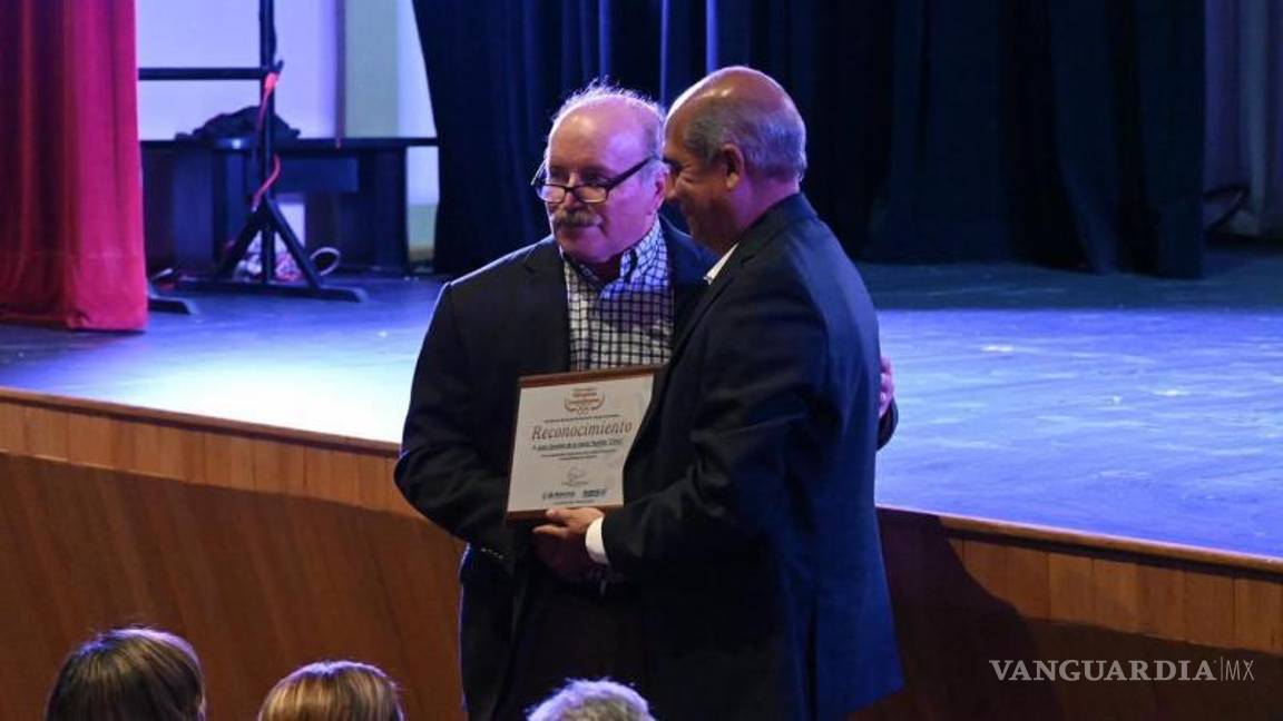 $!Juan Gerardo “Chico” de la Garza recibió el homenaje en el Teatro de la Ciudad, el alcalde Mario Dávila le entregó un reconocimiento frente a su familia y amistades.