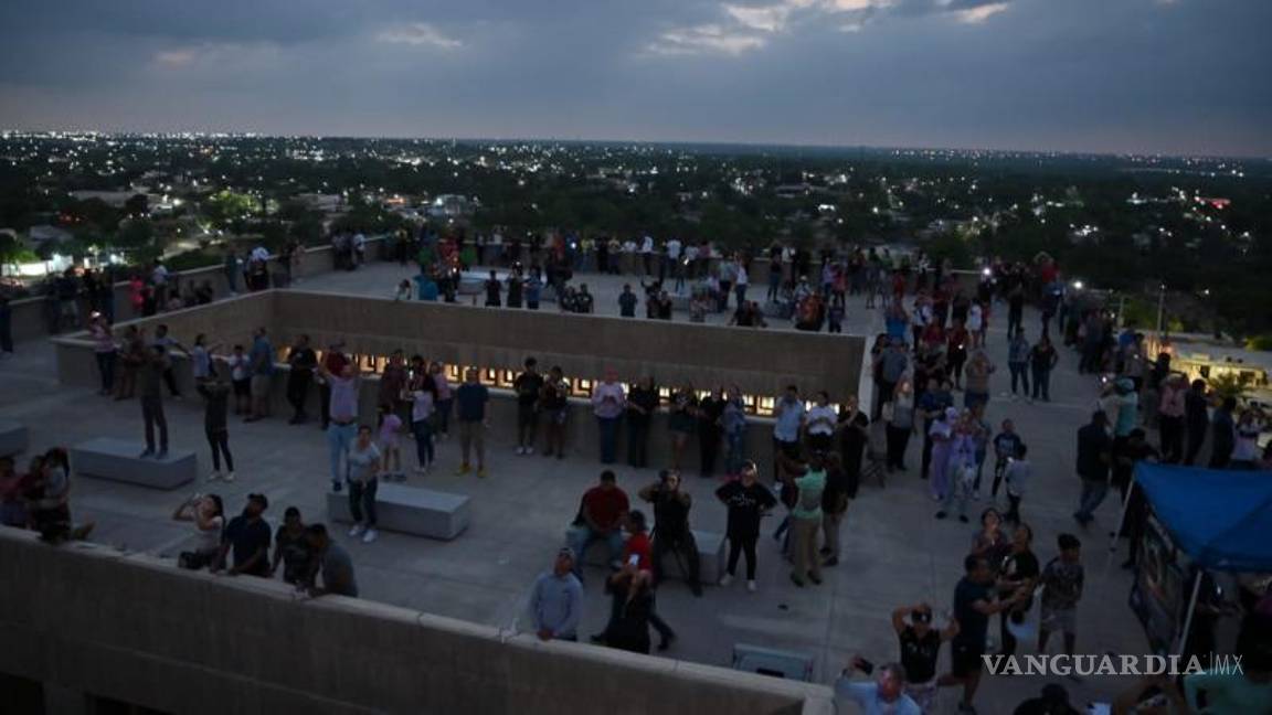 $!Personas de todas las edades observando el fenómeno astronómico en el Museo del Antiguo Cuartel Militar.