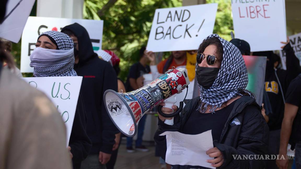 $!La gente se manifiesta en apoyo de los palestinos en Cal State Long Beach en Long Beach, California.