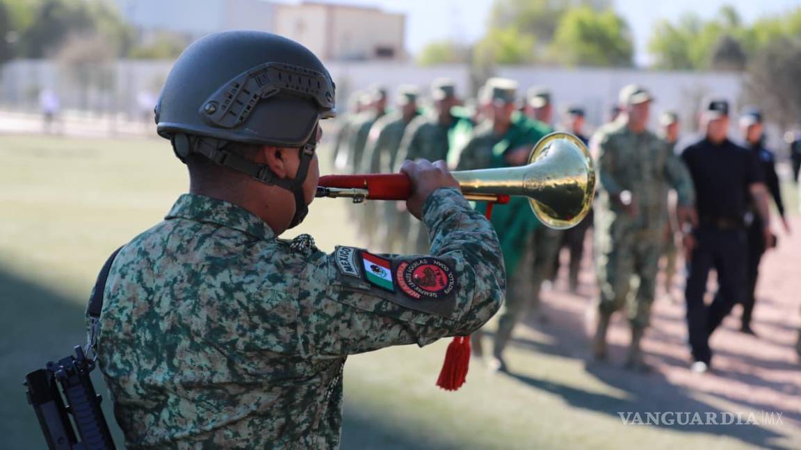 $!Escoltas y bandas de guerra de instituciones educativas de Saltillo realizaron exhibiciones como parte de la conmemoración del Día de la Bandera, promoviendo el respeto a los símbolos patrios y la formación cívica.
