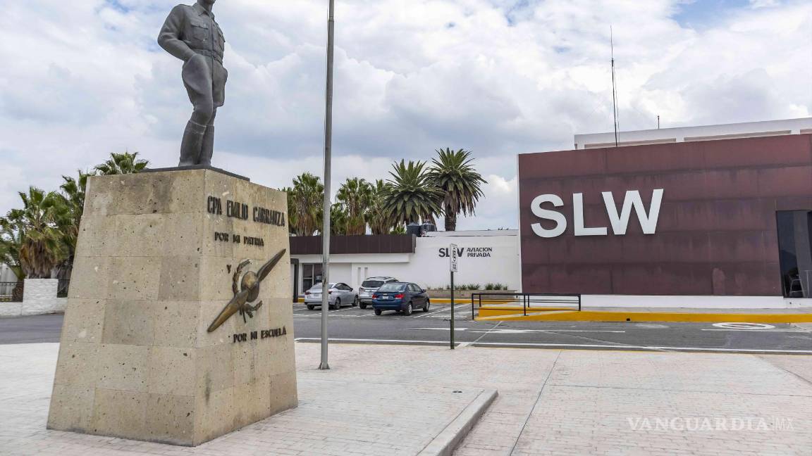 $!Estatua de Emilio Carranza ubicada en el Aeropuerto Plan de Guadalupe.