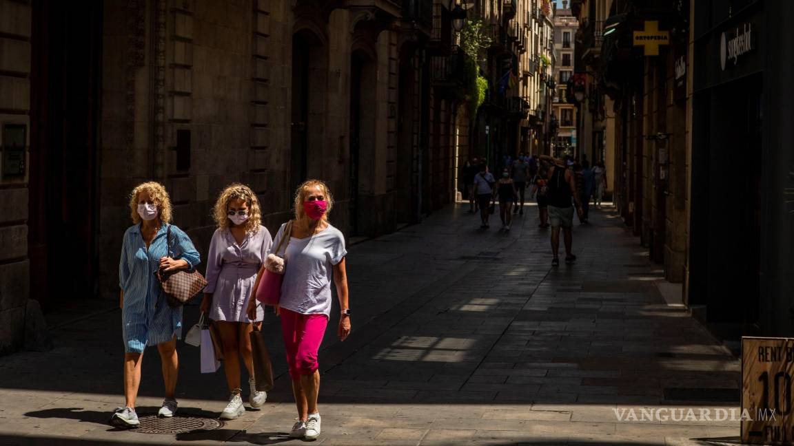 $!Tres visitantes caminan por el barrio gótico de Barcelona.