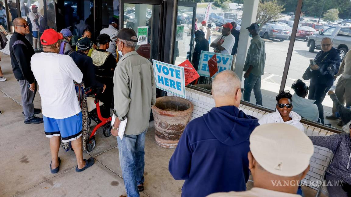 $!Personas esperan en una larga fila para emitir su voto en el primer día de votación anticipada en Georgia para las elecciones presidenciales en Decatur, Georgia.