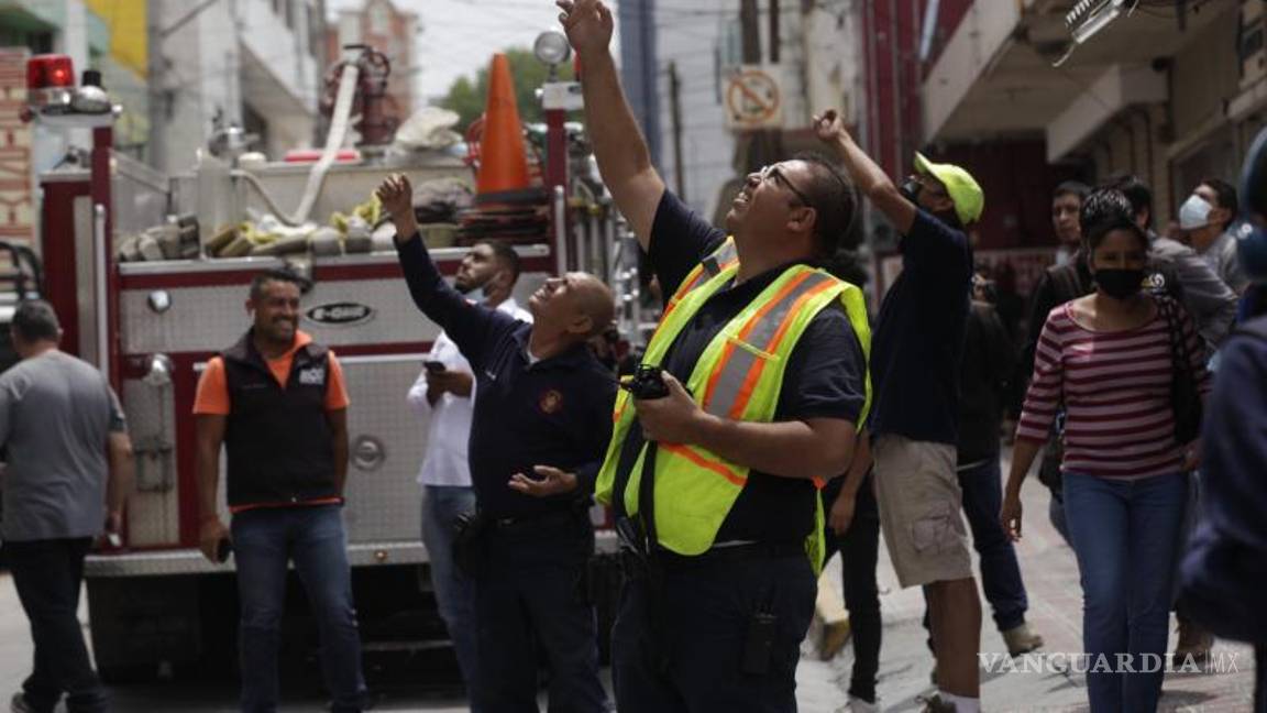 $!Las autoridades intentaron contactyar a la familia y dispersar a la muchedumbre.
