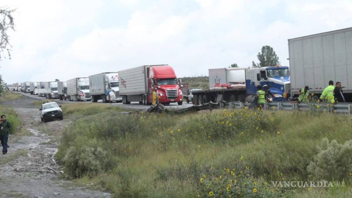 $!Personal de Capufe trabajó en el abanderamiento del tráiler que bloqueó el carril de menor circulación en la carretera federal 57.