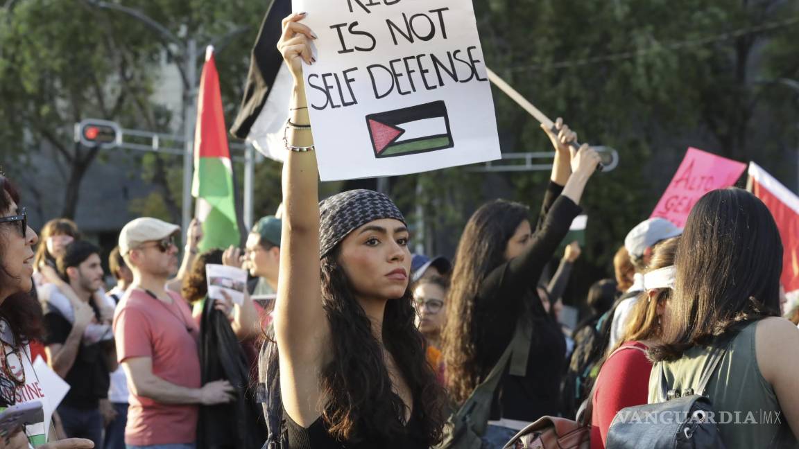 $!Una mujer participa en la marcha contra la guerra entre Israel y Hamás y en apoyo a los palestinos en Gaza, en Ciudad de México