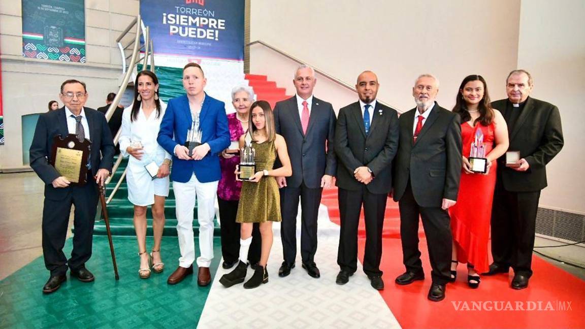 Román Alberto Cepeda González reconoce a la ‘Ciudadanía Distinguida 2022’ de Torreón