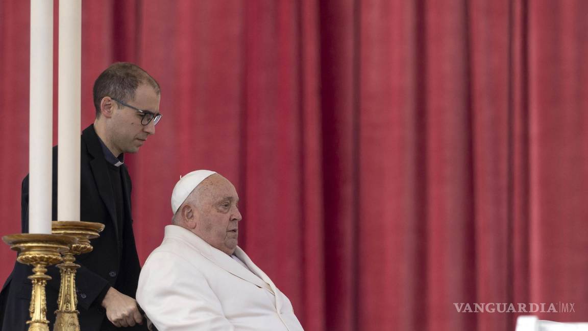 Hospitalizan al papa Francisco para análisis médicos y tratar una bronquitis